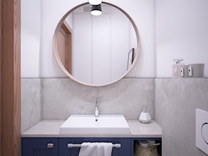 Toaleta ze stylizowaną lakierowaną szafką z frezowanymi frontami oraz okrągłym lustrem - zdjęcie od VISO Pracownia Projektowa