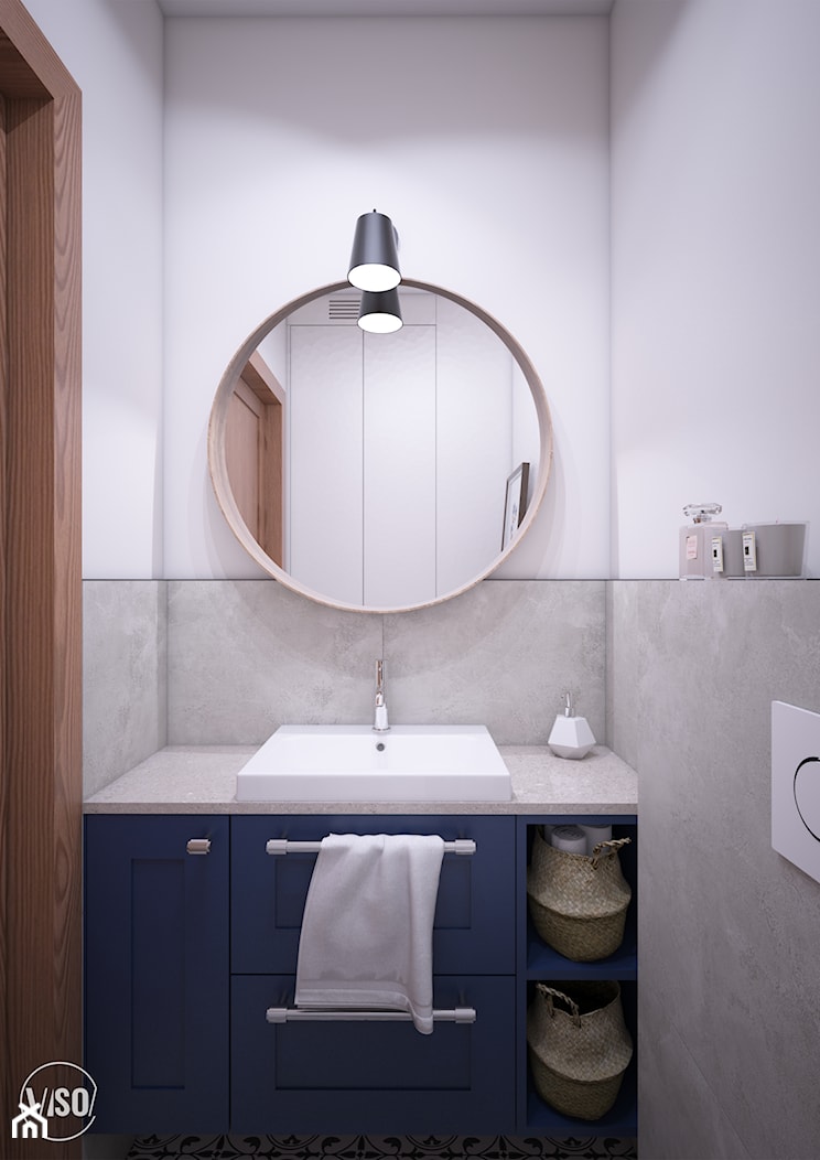 Toaleta ze stylizowaną lakierowaną szafką z frezowanymi frontami oraz okrągłym lustrem - zdjęcie od VISO Pracownia Projektowa - Homebook