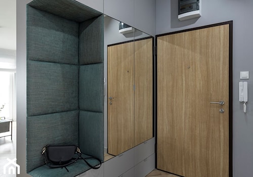 Przedpokój z dużą szafą s siedziskiem - zdjęcie od VISO Pracownia Projektowa