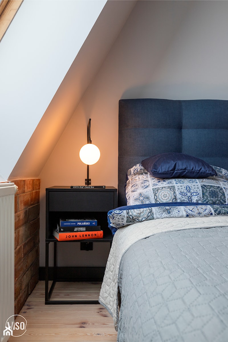 Sypialnia na poddaszu w stylu loftowym - zdjęcie od VISO Pracownia Projektowa