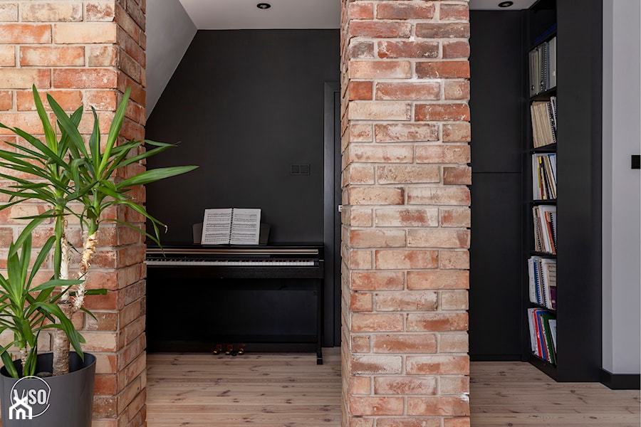 Salon - pianino na tle czarnej ściany - zdjęcie od VISO Pracownia Projektowa