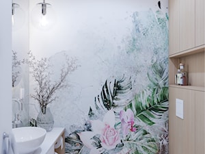 WC z tapetą z motywem roślinnym - zdjęcie od VISO Pracownia Projektowa