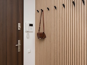 Lamele drewniane na ścianie w przedpokoju - zdjęcie od VISO Pracownia Projektowa