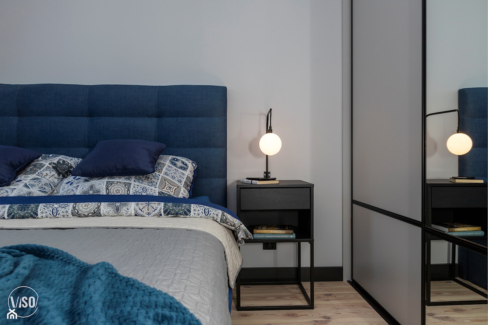 Sypialnia z szafą przesuwną z lustrami, w stylu loftowym - zdjęcie od VISO Pracownia Projektowa - Homebook