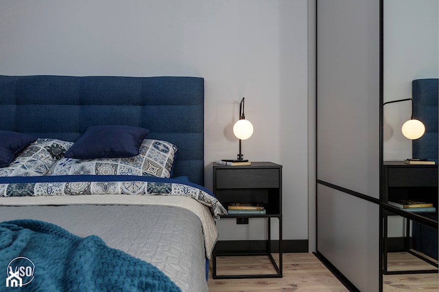 Sypialnia z szafą przesuwną z lustrami, w stylu loftowym - zdjęcie od VISO Pracownia Projektowa