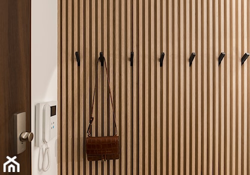 Lamele drewniane na ścianie w przedpokoju - zdjęcie od VISO Pracownia Projektowa