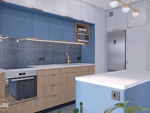 Aneks kuchenny z niebieskimi, szarymi i drewnianymi meblami - zdjęcie od VISO Pracownia Projektowa
