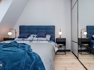 Sypialnia z szafą przesuwną z lustrami, w stylu loftowym - zdjęcie od VISO Pracownia Projektowa
