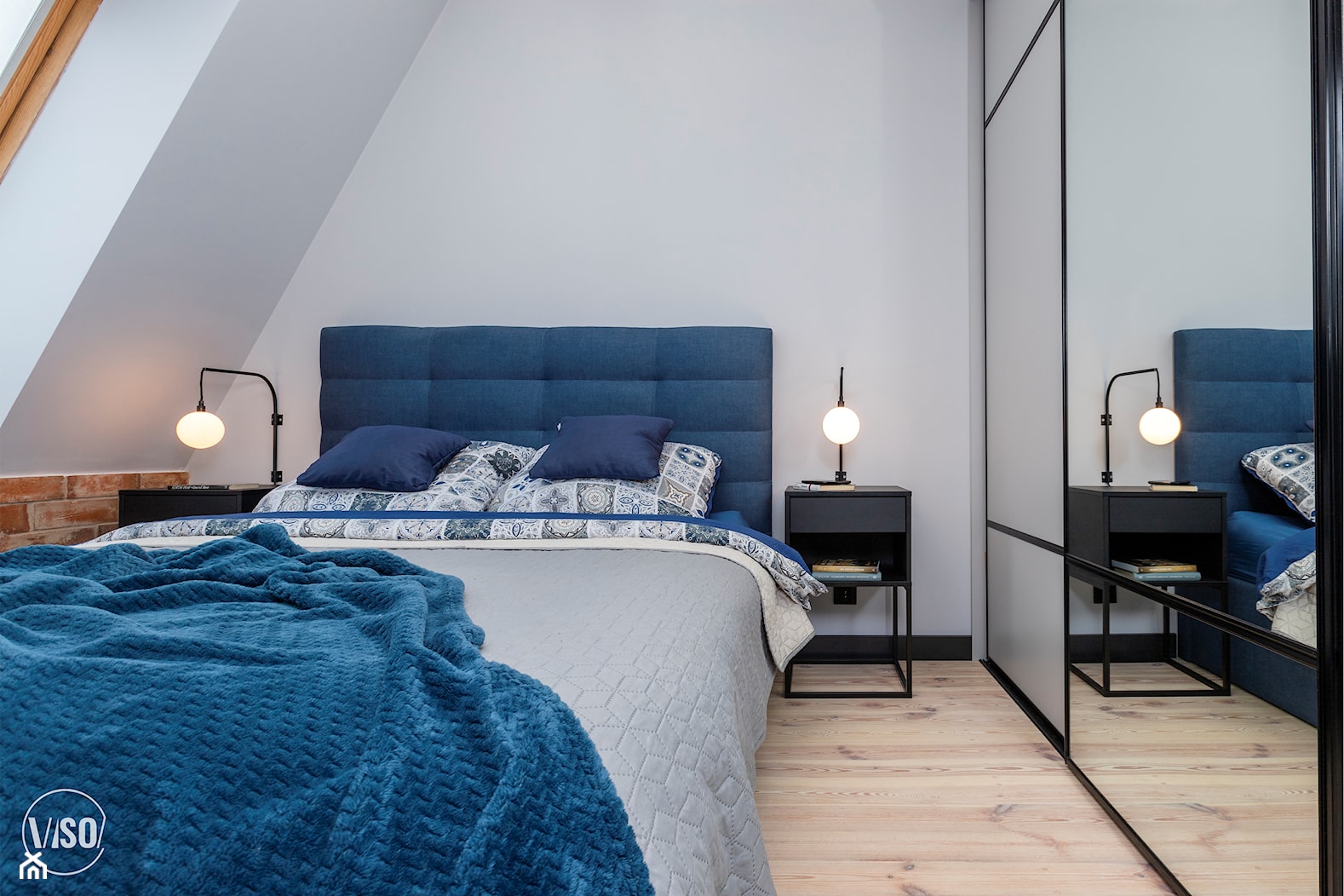 Sypialnia z szafą przesuwną z lustrami, w stylu loftowym - zdjęcie od VISO Pracownia Projektowa - Homebook