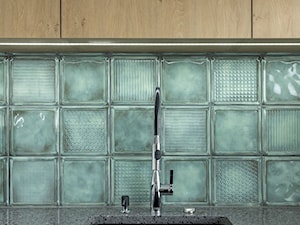 Aneks kuchenny z zielonymi płytkami - zdjęcie od VISO Pracownia Projektowa