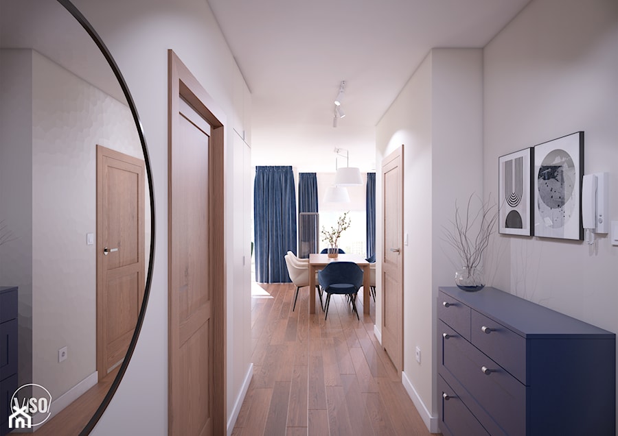 Przedpokój w stonowanych kolorach, drewniane drzwi oraz podłoga, granatowa szafka, szafa z siedziskiem - zdjęcie od VISO Pracownia Projektowa