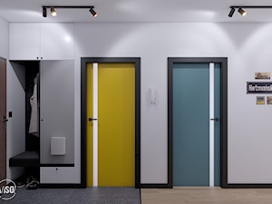 Przedpokój z kolorowymi drzwiami - zdjęcie od VISO Pracownia Projektowa