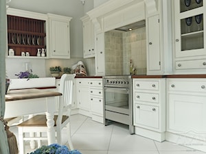 Kuchnia angielska - Średnia zamknięta biała szara z zabudowaną lodówką z nablatowym zlewozmywakiem kuchnia w kształcie litery l z oknem, styl tradycyjny - zdjęcie od AKAN Hand Made Furniture