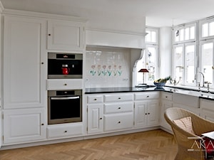Kuchnia angielska - Duża zamknięta z kamiennym blatem biała z zabudowaną lodówką z nablatowym zlewozmywakiem kuchnia w kształcie litery u z oknem, styl tradycyjny - zdjęcie od AKAN Hand Made Furniture
