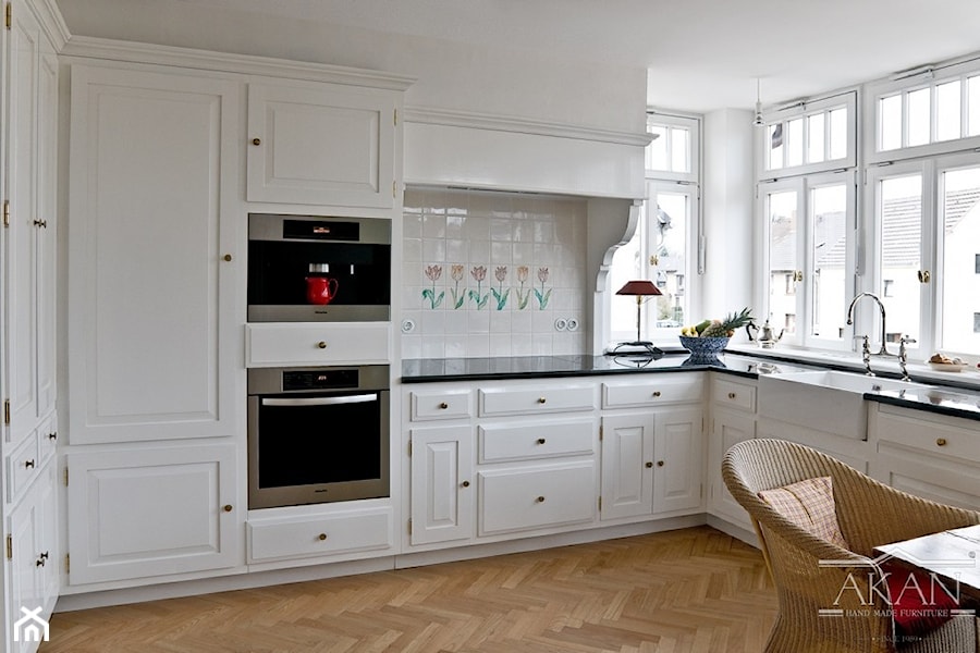 Kuchnia angielska - Duża zamknięta z kamiennym blatem biała z zabudowaną lodówką z nablatowym zlewozmywakiem kuchnia w kształcie litery u z oknem, styl tradycyjny - zdjęcie od AKAN Hand Made Furniture