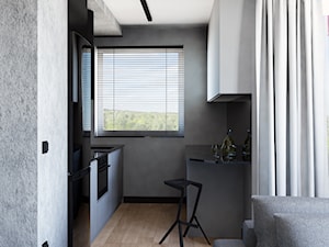 mieszkanie w Krakowie 47m2 - Mała otwarta z salonem z kamiennym blatem czarna z zabudowaną lodówką z podblatowym zlewozmywakiem kuchnia dwurzędowa z oknem, styl nowoczesny - zdjęcie od KRESKA architekci