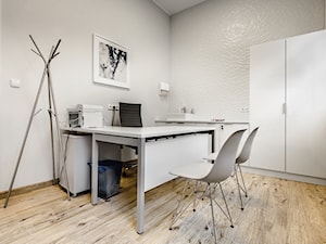 Średnie szare biuro, styl minimalistyczny - zdjęcie od Radosław Dybała Fotografia