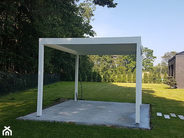 Wolnostojąca pergola w ogrodzie w okolicach Orzesza (Model: Maresol)