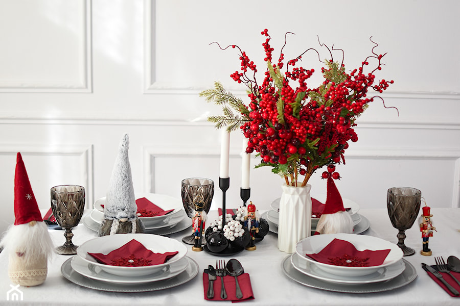 Tradycyjny stół w bieli i czerwieni - zdjęcie od shoperly