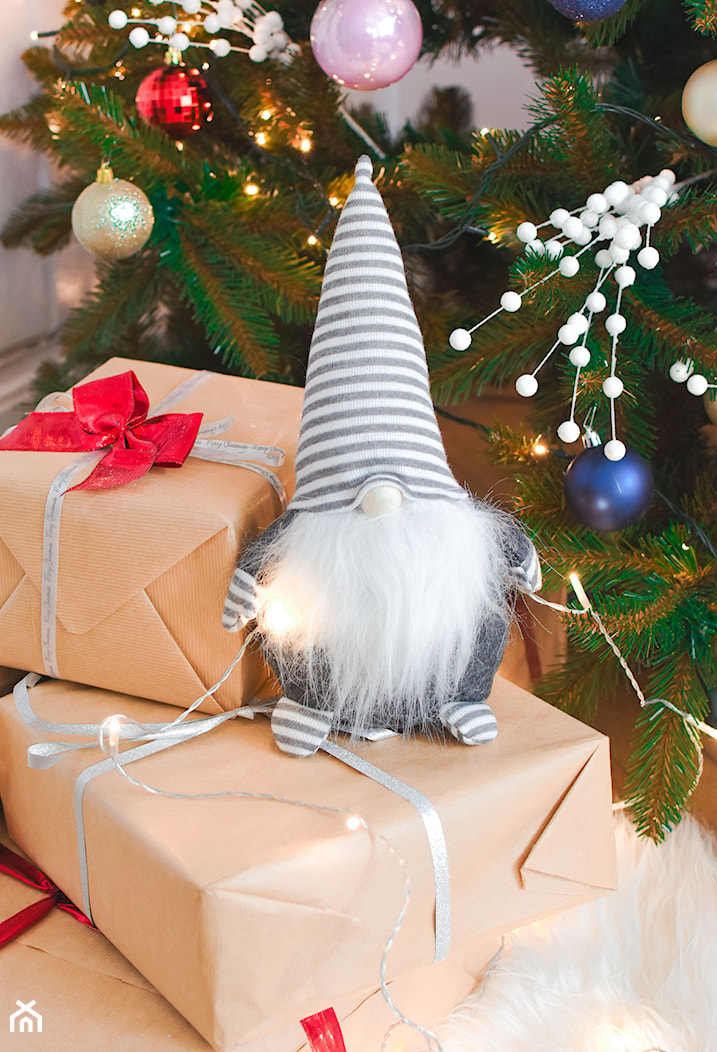 Skrzat świąteczny w pasiastej czapeczce - zdjęcie od shoperly - Homebook