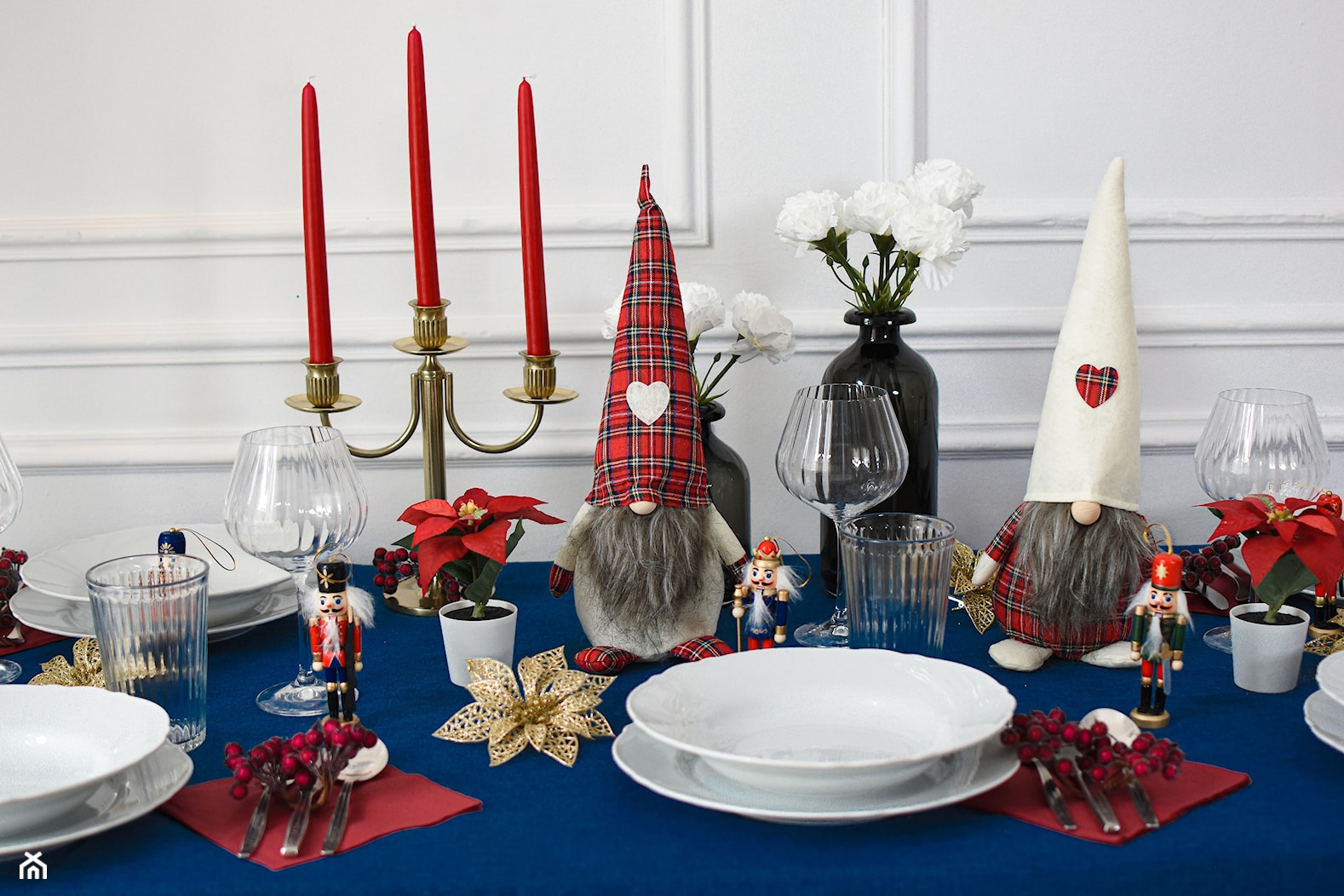Świąteczny stół w niebiesko-czerwonych odcieniach - zdjęcie od shoperly - Homebook