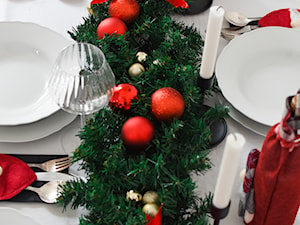 Stół bożonarodzeniowy przyozdobiony wieńcem - zdjęcie od shoperly