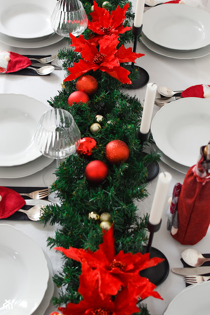 Stół bożonarodzeniowy przyozdobiony wieńcem - zdjęcie od shoperly - Homebook