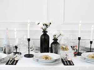 Nowoczesny stół wigilijny z czarnymi dodatkami - zdjęcie od shoperly