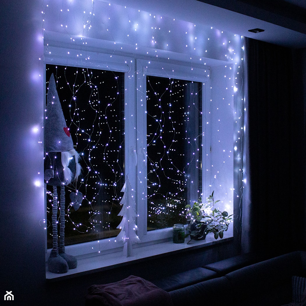 Kurtyna świetlna - druciki w zimnym, białym kolorze - zdjęcie od shoperly - Homebook