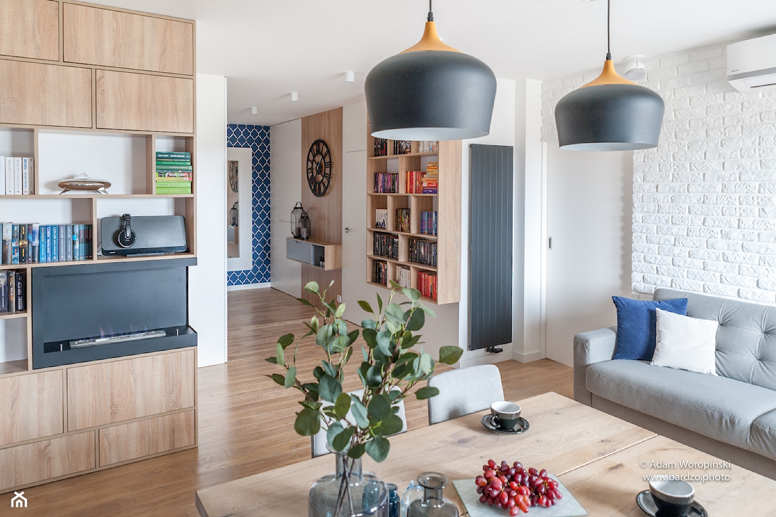 Mieszkanie pasjonatów dobrej literatury w Otwocku - Salon, styl nowoczesny - zdjęcie od RED design - Homebook