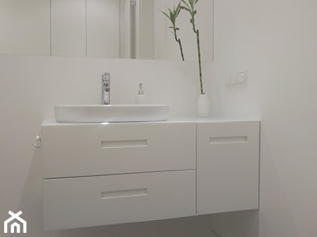 Aranżacje wnętrz - Łazienka: Minimalistyczna łazienka - Łazienka, styl minimalistyczny - RED design. Przeglądaj, dodawaj i zapisuj najlepsze zdjęcia, pomysły i inspiracje designerskie. W bazie mamy już prawie milion fotografii!