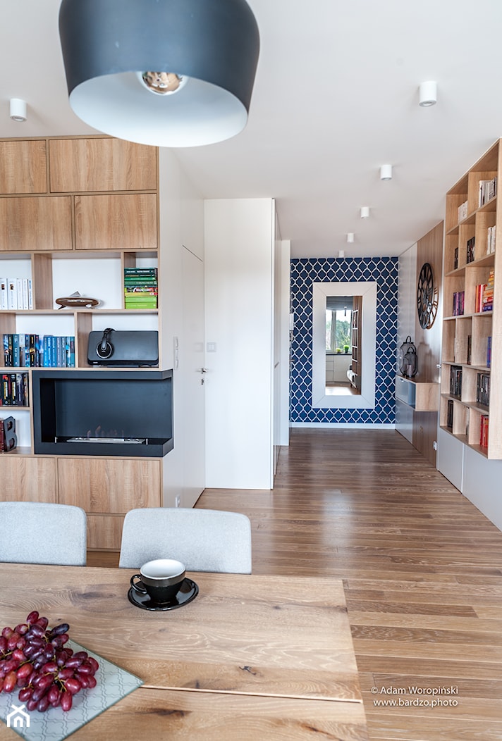 Mieszkanie pasjonatów dobrej literatury w Otwocku - Salon, styl nowoczesny - zdjęcie od RED design - Homebook