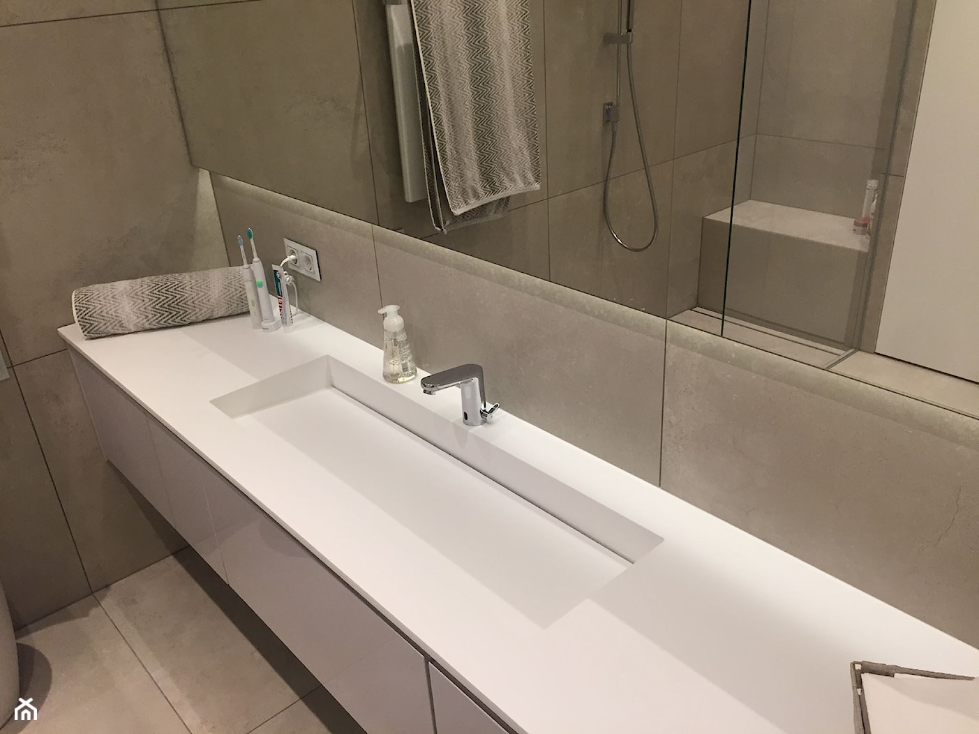 Meble łazienkowe z umywalką szczelinową - zdjęcie od kuchniosfera - Homebook
