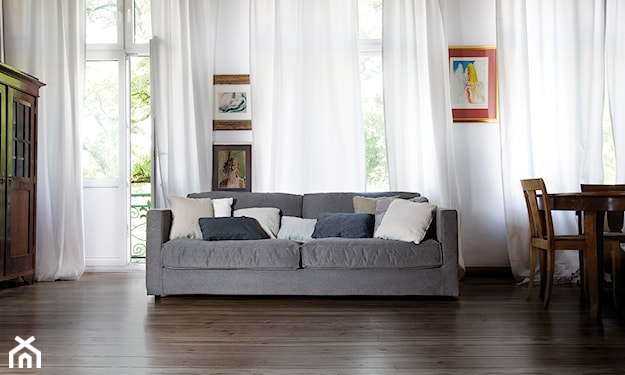 szara sofa w nowoczesnym salonie 