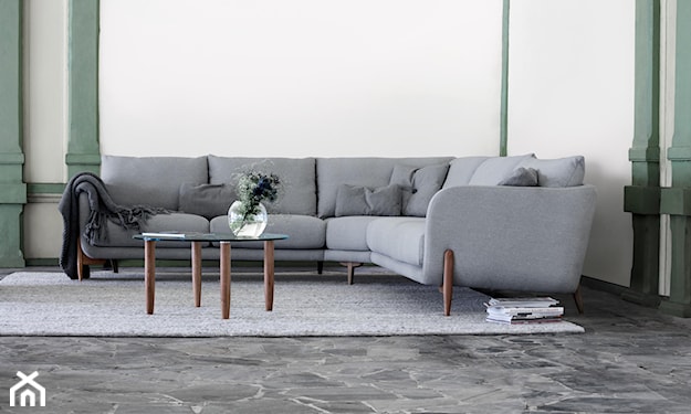 szara sofa na drewnianych nóżkach