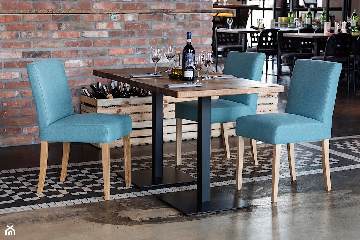 niebieskie tapicerowane krzesła w kawiarni