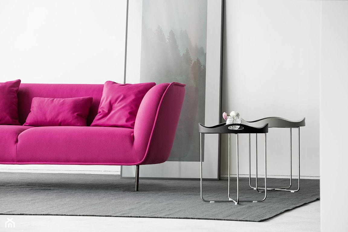 różowa sofa w salonie, metalowy okrągły stolik, szary dywan