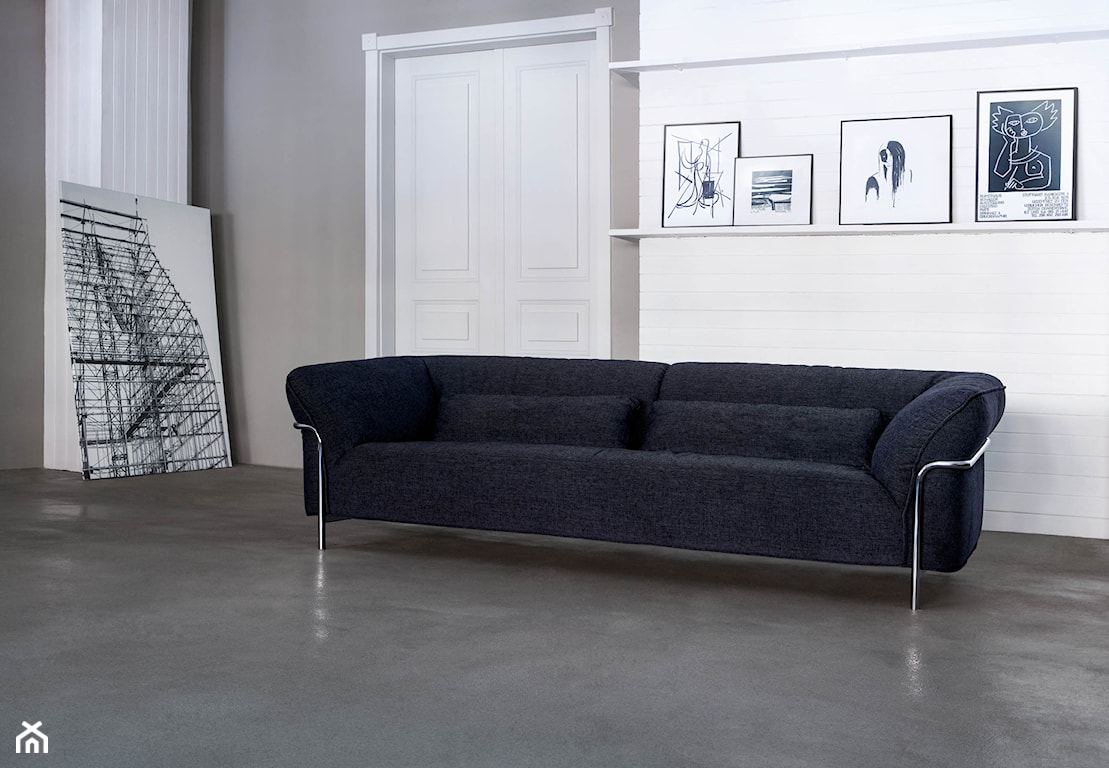 sofa na metalowej podstawie, granatowa sofa, sofa sits, nowoczesny salon black & white