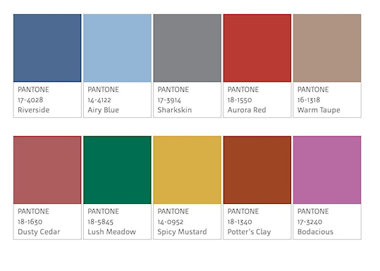 <p>Wśród kolorów tapicerek SITS znalazły się ponadczasowe barwy wybrane przez Instytut Pantone. Dzięki ich uniwersalności, możliwości dopasowania dowolnych dodatków, oraz spokojnej tonacji przetrwają więcej niż jeden sezon. Aby nadać pokojowi dziennemu nowego wyrazu wystarczy wymienić poduszki dekoracyjne, zasłony, czy dywaniki. Modne beże, szarości, żółcie, odcienie niebieskiego i czerwonego są tej jesieni wyjątkowo stonowane. Latem z łatwością przełamiemy je kwiatowymi i intensywnymi dekoracjami o kilka tonów mocniejszymi. Dobrym pomysłem na urządzenie salonu jest stworzenie kolorystycznej kompilacji. Wybierzmy sofę w modnym, subtelnym odcieniu pantone, a fotele dobierzmy na zasadzie kontrastu. Dodamy tym samym wnętrzu nieco radosnej nuty.</p>
