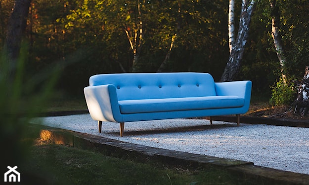 niebieska sofa w stylu skandynawskim