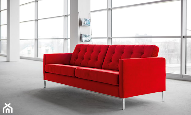 czerwona sofa w salonie 