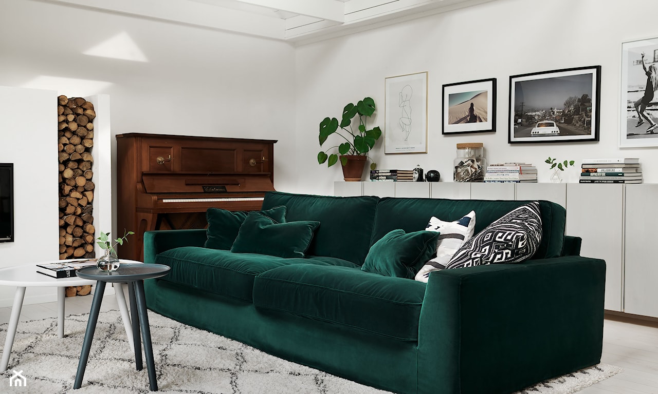 butelkowa zieleń, welurowa sofa, salon z welurową sofą