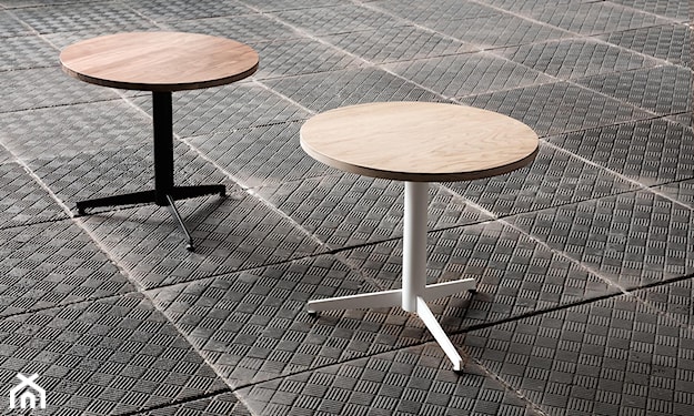 okrągły stolik z drewnianym blatem