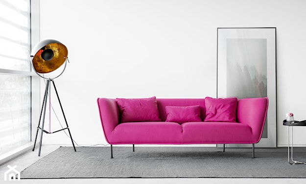 różowa sofa SITS, szary dywan, białe ściany