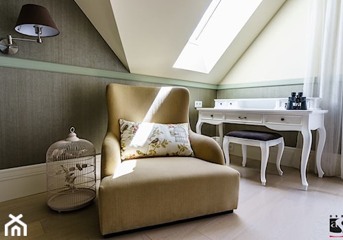 DOM W KOLECZKOWIE - Duża beżowa szara sypialnia na poddaszu, styl nowoczesny - zdjęcie od ASAR projekt