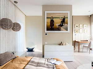 DOM W HAMBURGU - Duża beżowa sypialnia, styl nowoczesny - zdjęcie od ASAR projekt