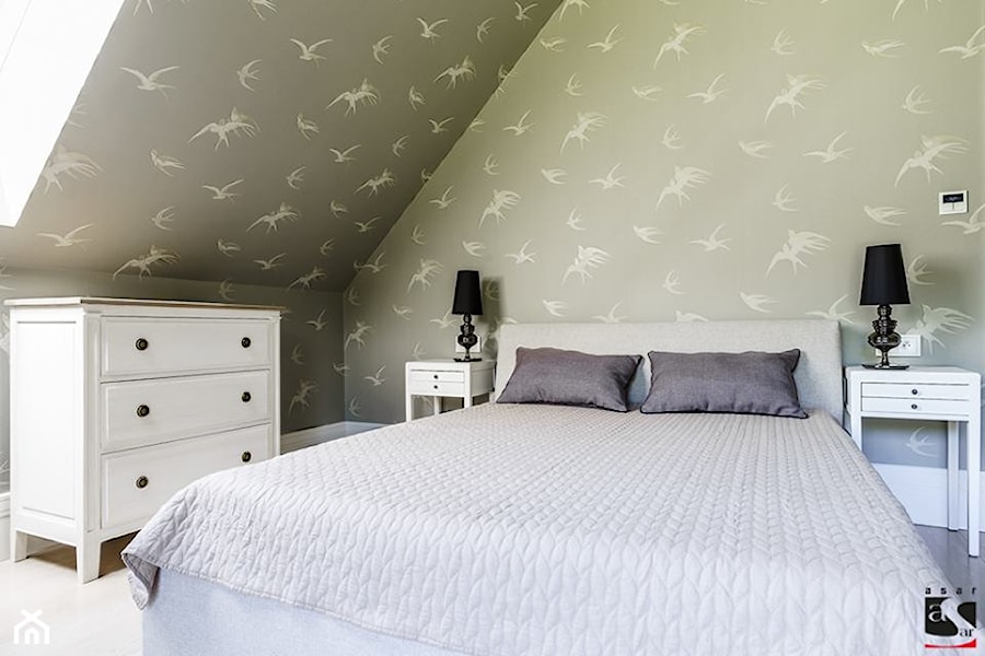 DOM W KOLECZKOWIE - Mała zielona sypialnia na poddaszu, styl nowoczesny - zdjęcie od ASAR projekt