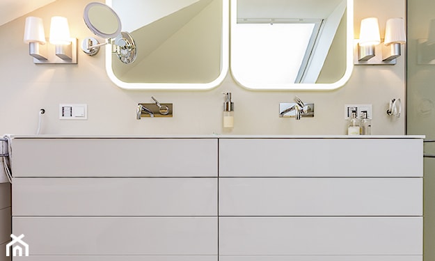 biała szafka łazienkowa, lustro z podświetlaną ramą