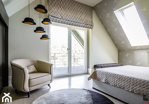 DOM W KOLECZKOWIE - Średnia beżowa szara sypialnia na poddaszu z balkonem / tarasem, styl nowoczesny - zdjęcie od ASAR projekt