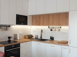 Mieszkanie Pani Julii - Duża otwarta z salonem biała brązowa z zabudowaną lodówką z okapem z kuchenką mikrofalową z nablatowym zlewozmywakiem ze zlewem w rogu kuchnia w kształcie litery l, styl nowoczesny - zdjęcie od Inspiracje użytkowników